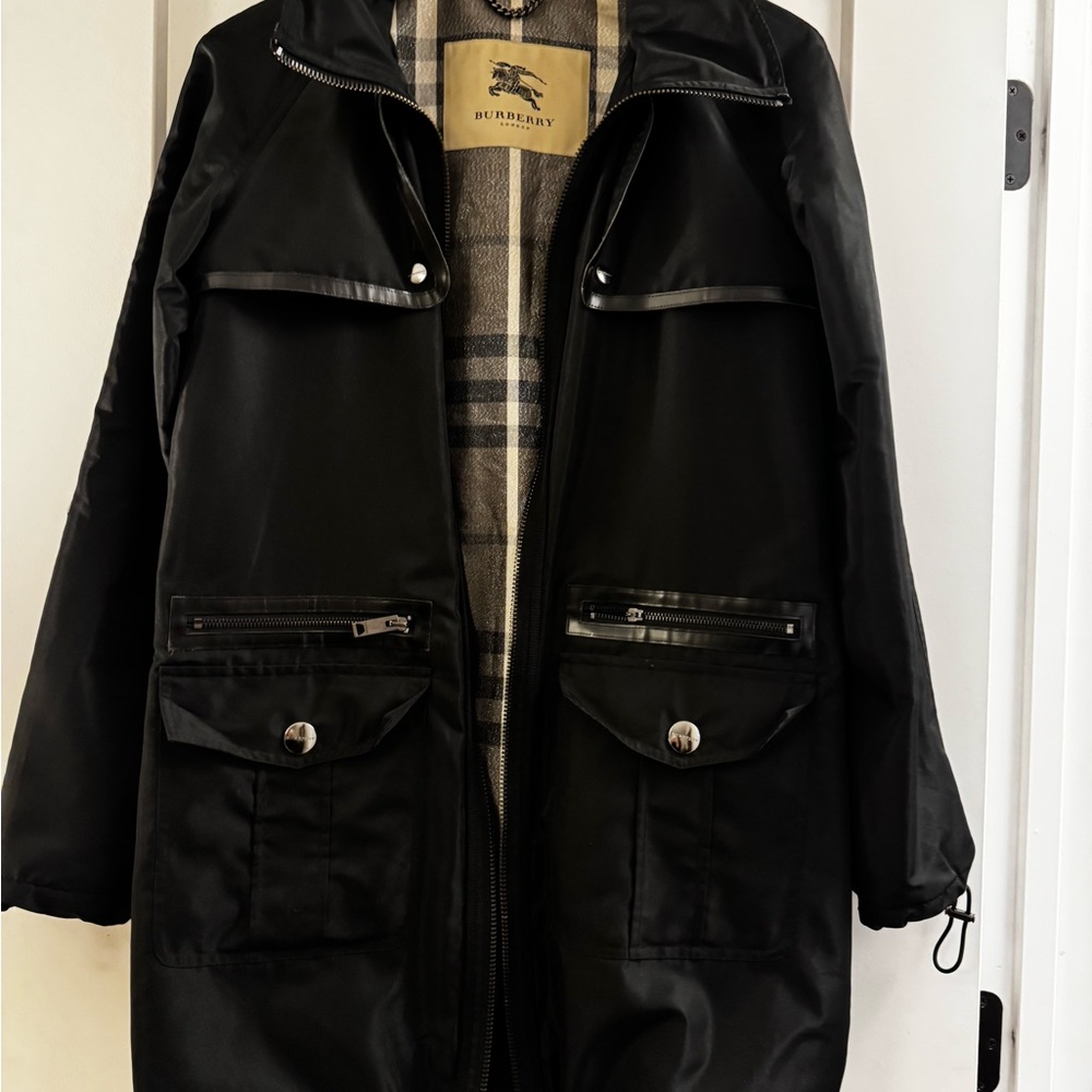 WOMEN’s Burberry Women’s Elegant Black Raincoat